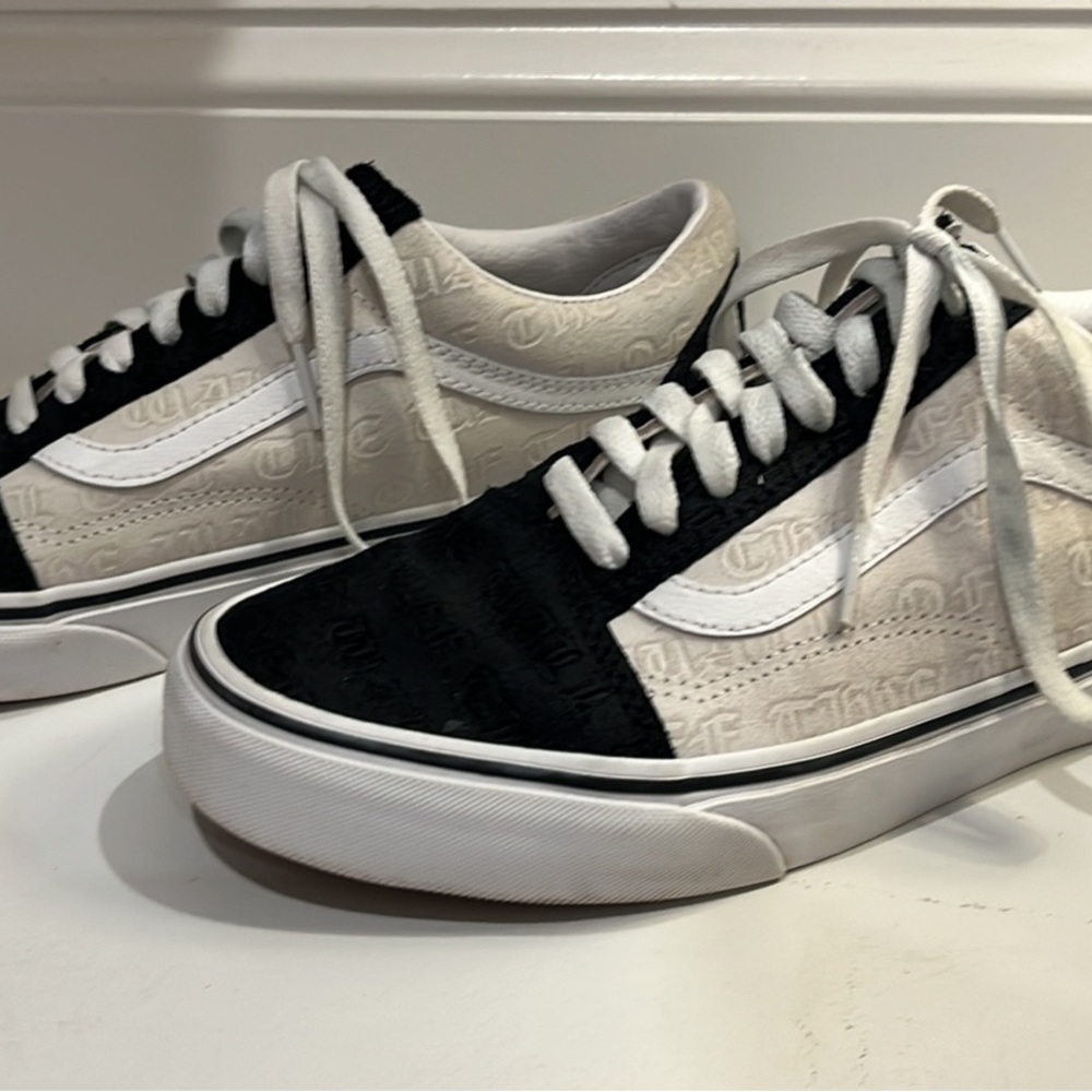 SUEDE OLD SKOOL VANS. HARD TO FIND! Women’s size 9 or men’s size 7 1/2
